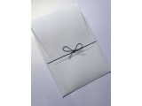 convite envelope branco com cordão azul