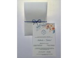 Convite envelope branco com floral azul e cordão