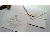 Convite tradicional branco com cordão e impressão dourada