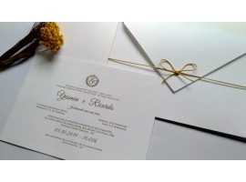 Convite envelope tradicional branco com cordão dourado